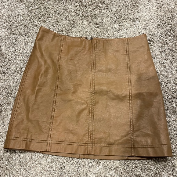 Free People Faux Leather Mini Skirt Brown. Back Zipper Size 10 - Picture 2 of 8